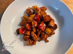 Serving of black pepper chicken in a bowl.